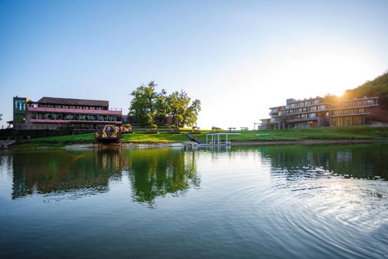 KVALERI LAKE RESORT EXTERIOR