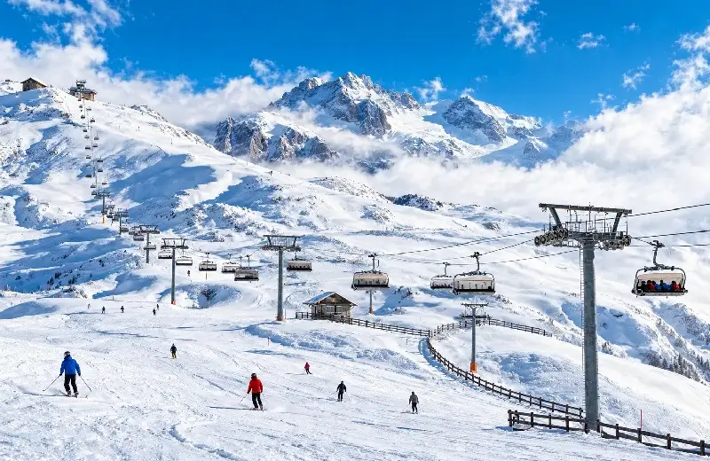 Mestia in winter with snow-covered Svan towers — Mestia ski guide