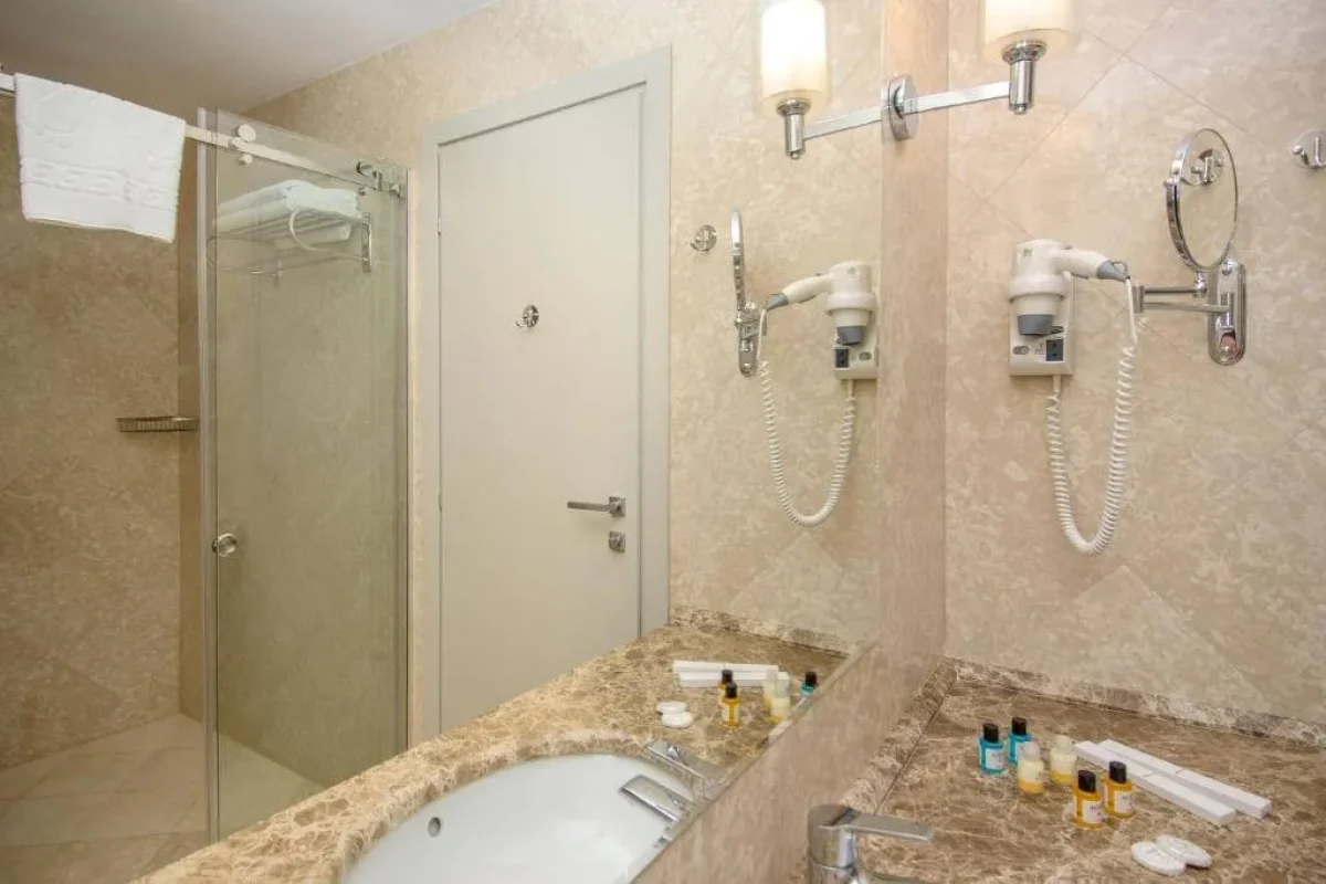 Grand Gloria Hotel bathroom