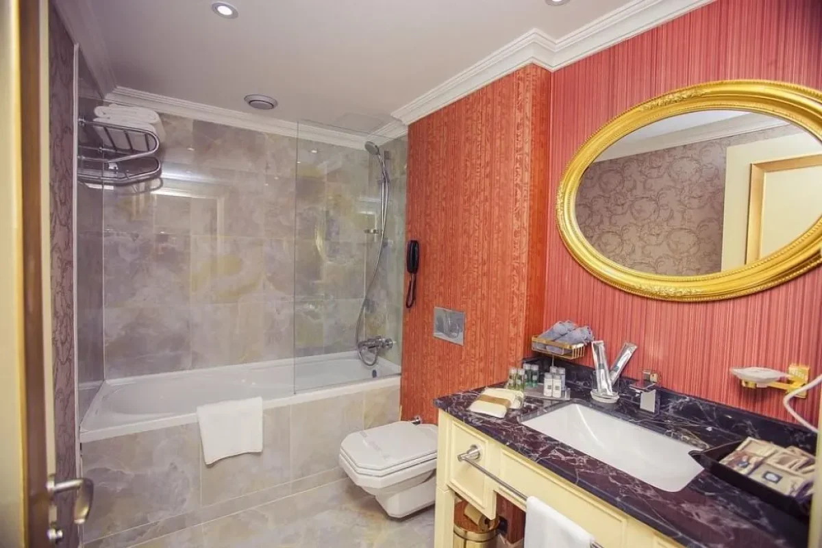 Intourist Palace Hotel bathroom