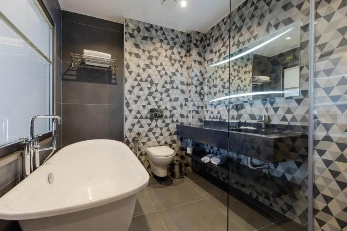 Monarch Hotel Batumi Bathroom